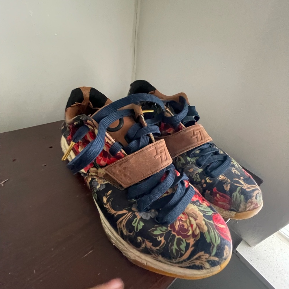 Men's Athletic Shoes with Floral Design and Navy Accents